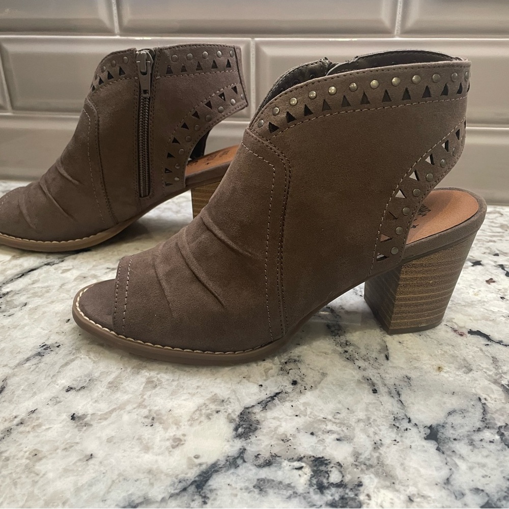 Sonoma Faux suede, zippered ankle boot with stylish cut-out design. Size 6 1/2
